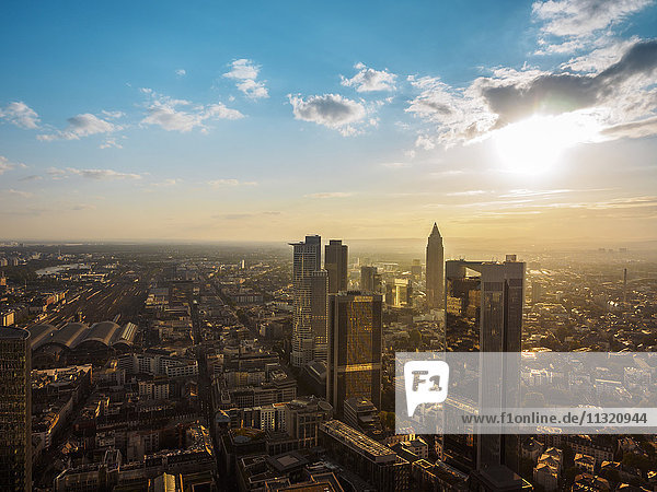 Deutschland Frankfurt Stadtansicht bei Sonnenuntergang von oben gesehen
