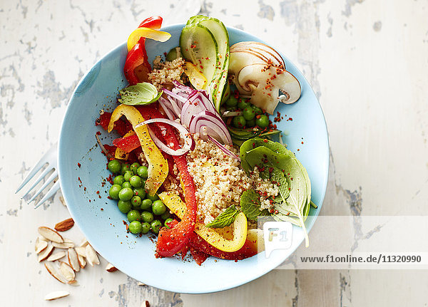 Schale Quinoa mit verschiedenen Gemüsen