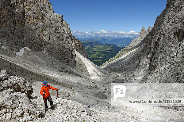 Italien  Südtirol  Dolomiten  Wanderer bei Langkofelscharte