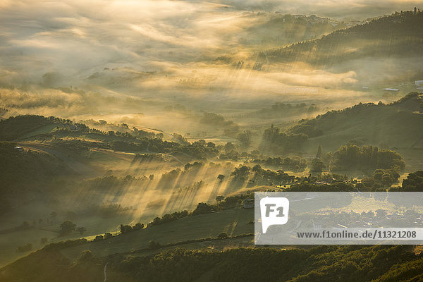 Italien  Marken  Apenninen  Luftaufnahme der Täler mit Nebel bei Sonnenaufgang