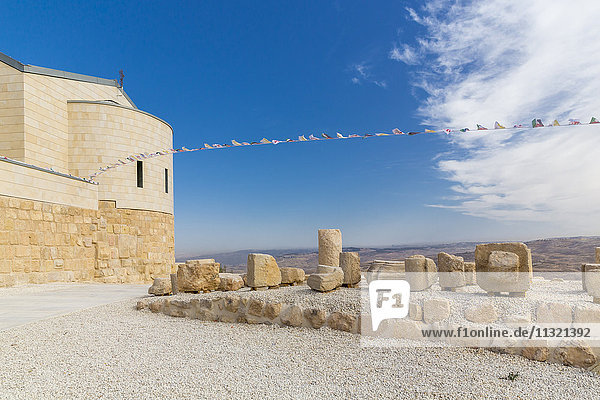 Jordanien  Madaba  Provinz  Blick auf Neue Kirche und Steine der alten Gedächtniskirche