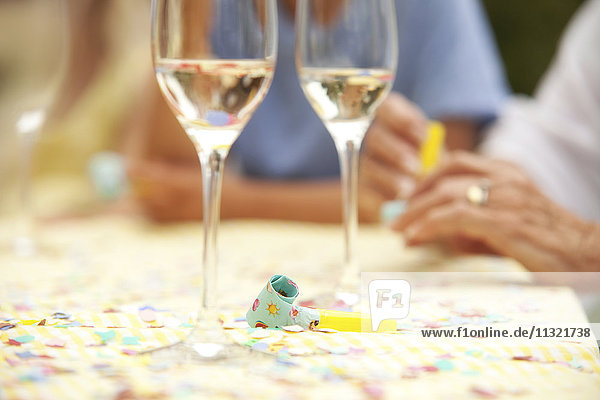 Party-Blowout und Champagnergläser auf dem Tisch