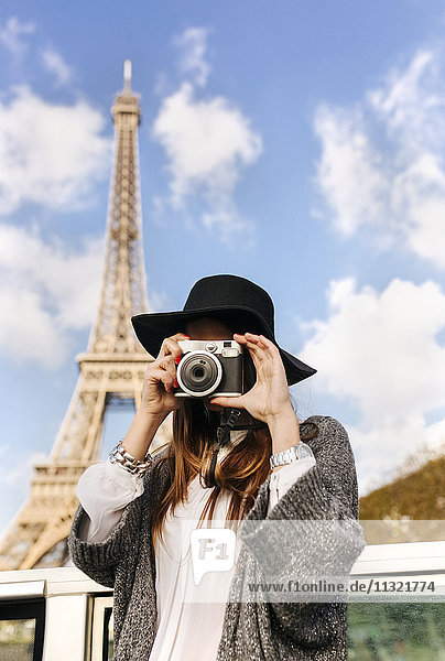Frankreich  Paris  Frau beim Fotografieren vor dem Eiffelturm