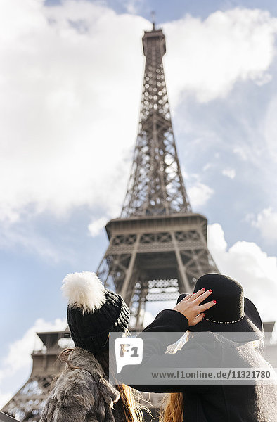 Frankreich  Paris  zwei Frauen beim Blick auf den Eiffelturm