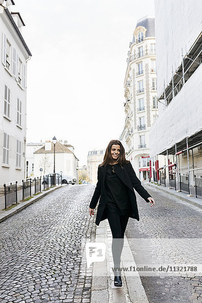 Frankreich  Paris  junge Frau  die auf den Straßen von Montmartre spazieren geht.