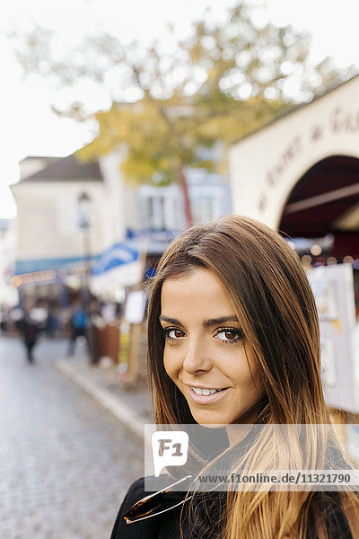 Frankreich  Paris  Porträt einer lächelnden jungen Frau in Montmartre