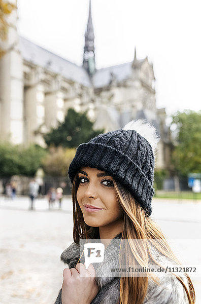 Frankreich  Paris  Portrait der glücklichen jungen Frau vor Notre Dame