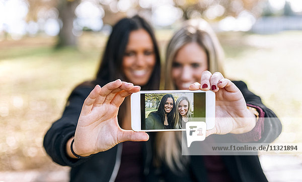 Handybild von zwei lächelnden jungen Frauen