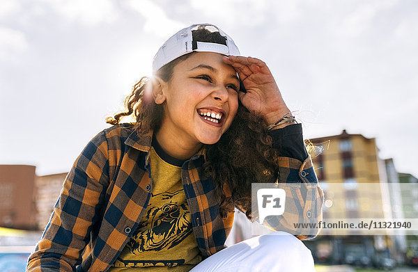 Porträt des lachenden Mädchens mit Baseballmütze