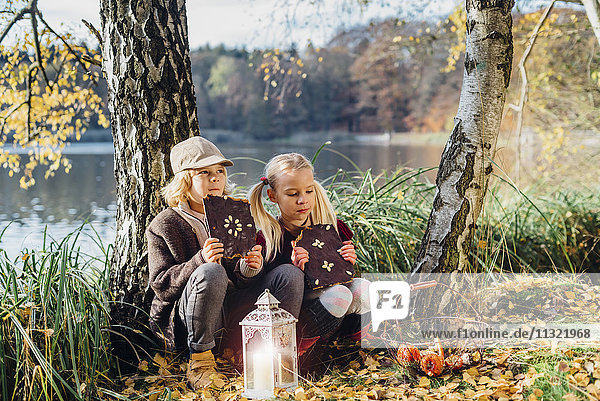 Hänsel und Gretel  Junge und Mädchen im Wald sitzend  Lebkuchen essend