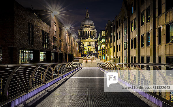 Großbritannien  London  Blick von der Millennium Bridge zur beleuchteten Kathedrale St. Pauls