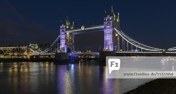 UK  London  Tower Bridge bei Nacht