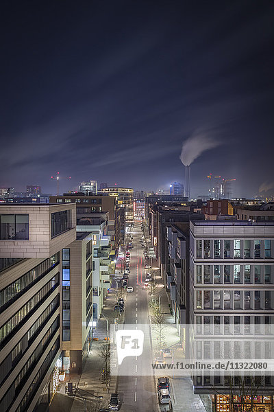 Deutschland  Hamburg  Straße in der Hafencity bei Nacht von oben gesehen