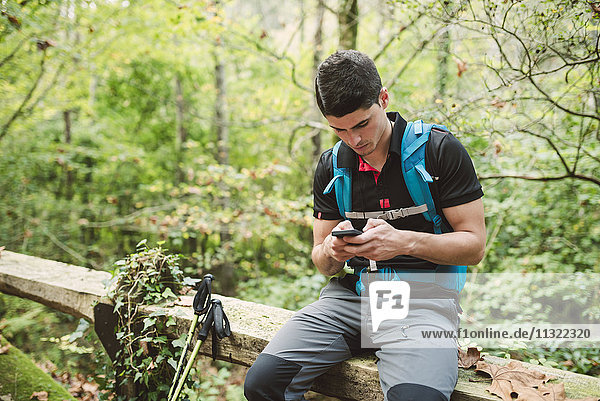 Wanderer auf dem Smartphone in der Natur