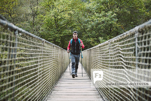 Wandern auf einer Brücke in der Natur