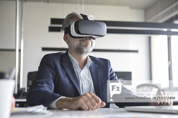 Geschäftsmann im Büro mit Virtual-Reality-Brille