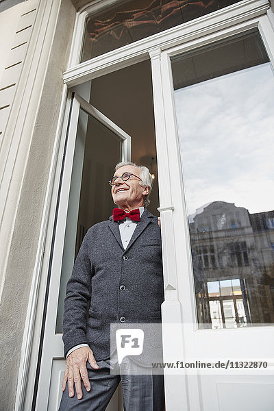 Lächelnder älterer Mann am Fenster