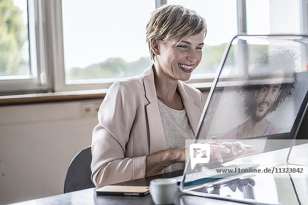 Geschäftsfrau mit futuristisch modernem Computer im Büro