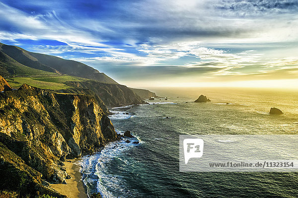 Die Küstenlinie bei Big Sur in Kalifornien  mit steilen Klippen und Felsformationen im Pazifischen Ozean.