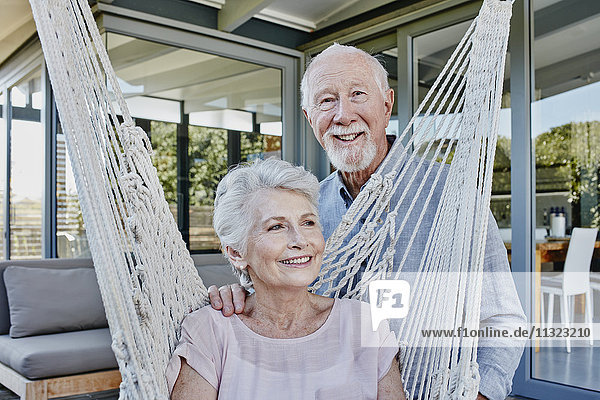 Seniorenpaar auf der Terrasse  Frau in der Hängematte sitzend