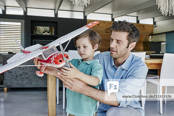 Vater und Sohn spielen mit Spielzeugflugzeug
