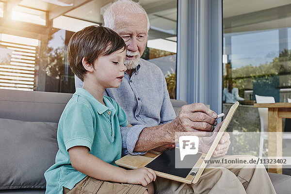 Großvater und Enkelzeichnung auf Laptop-Tafel