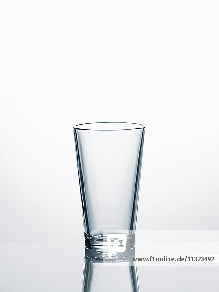 Leeres Wasserglas vor weißem Hintergrund