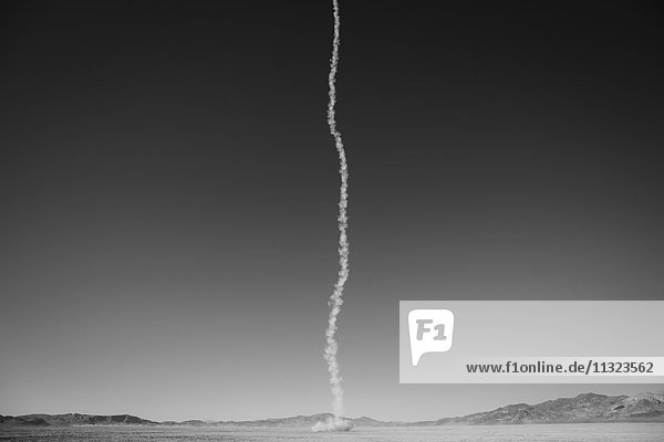 Rauchfahne von in den Himmel schießenden Amateur-Raketen  Black Rock Wüste  Nevada
