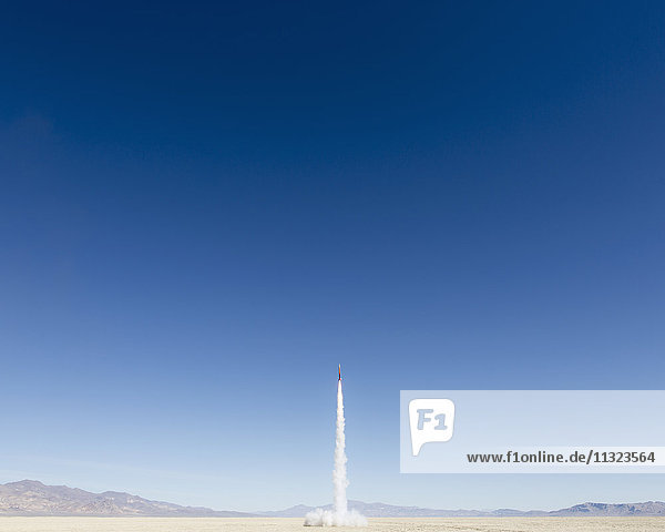 Raketenschüsse in den weiten Wüstenhimmel  Black Rock Wüste  Nevada