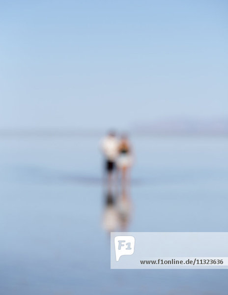 Unscharfes Bild von zwei Personen  die auf überfluteten Bonneville Salt Flats  Utah  stehen