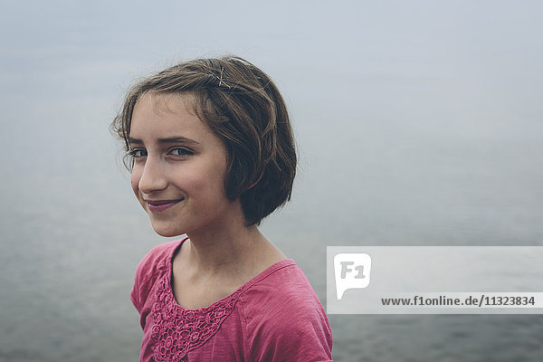 Porträt eines glücklichen elfjährigen Mädchens