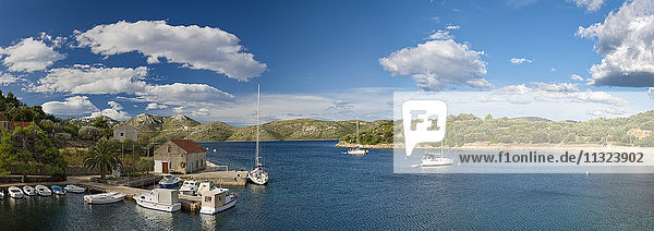 Kroatien  Insel Rava  Hafenmole von Mala Rava und Dugi Otok