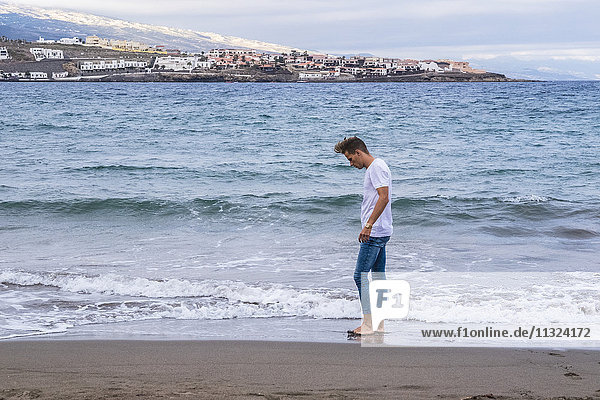 Spanien  Teneriffa  junger Mann am Strand