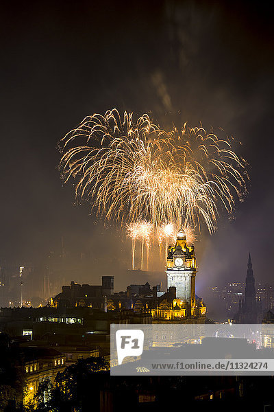 UK,  Schottland,  Edinburgh,  Feuerwerk auf dem Edinburgh International Festival