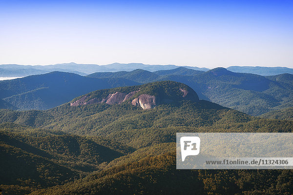 USA  North Carolina  Blick vom Blue Ridge Parkway zum Looking Glass Rock