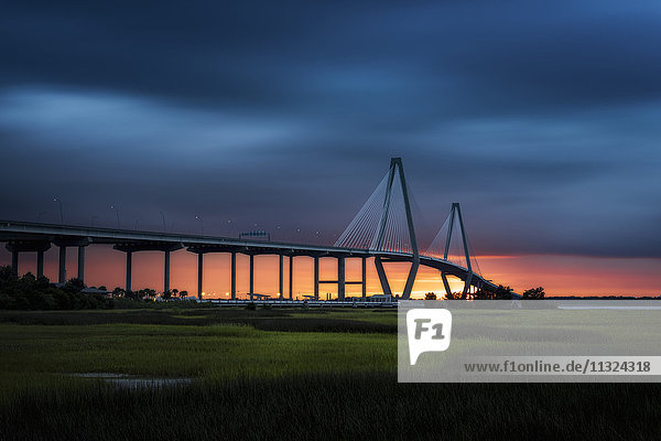 USA  South Carolina  Charleston  Arthur Ravenel Jr. Brücke über den Cooper River bei Dämmerung