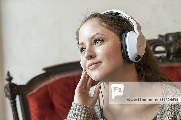 Lächelnde junge Frau mit Kopfhörer