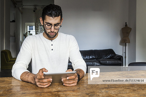 Junger Mann mit digitalem Tablett im modernen Büro