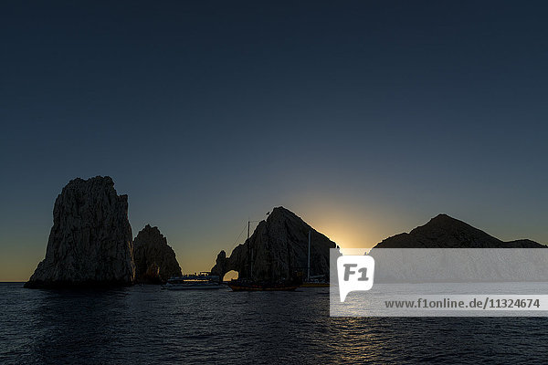 Mexiko Cabo San Lucas Blick auf El Arco bei Sonnenuntergang