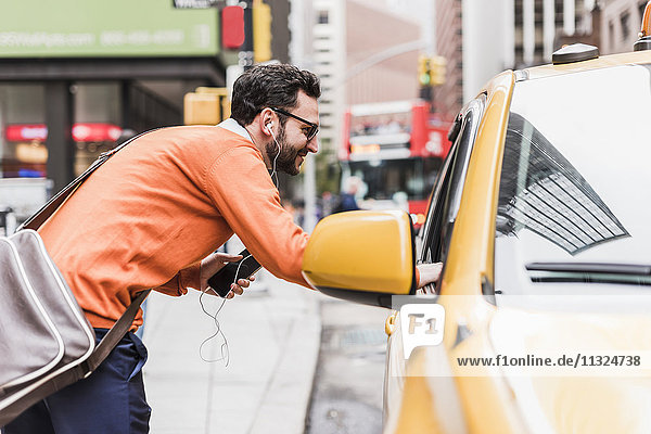 USA  New York City  Businessman talking to cab driver