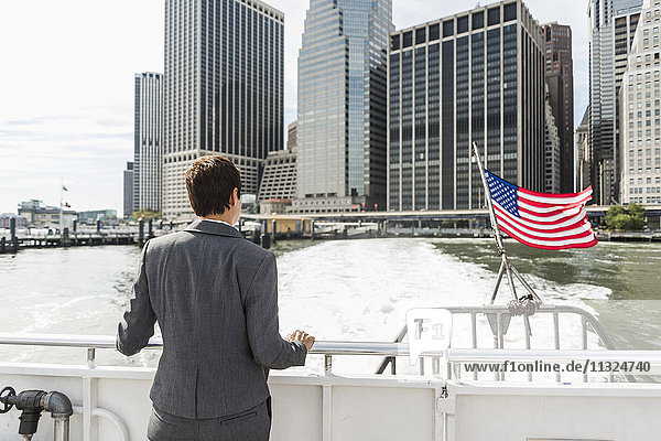 USA  Brooklyn  Rückansicht der Geschäftsfrau auf einem Boot mit Blick auf Manhattan