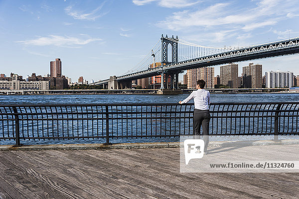 USA  Brooklyn  Rückansicht der Geschäftsfrau mit Blick auf East River
