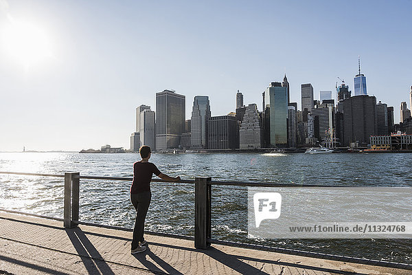 USA  Brooklyn  Rückansicht der Frau mit Blick auf die Skyline von Manhattan
