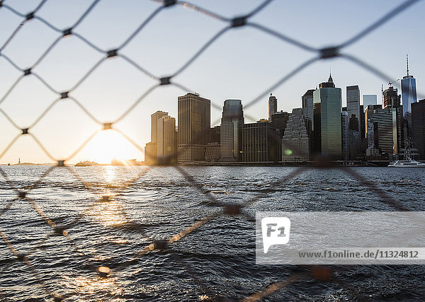 USA  Brooklyn  Blick nach Manhattan durch den Zaun bei Dämmerung
