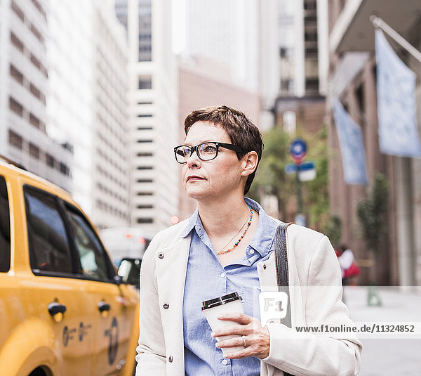 USA  New York City  selbstbewusste Geschäftsfrau in Manhattan