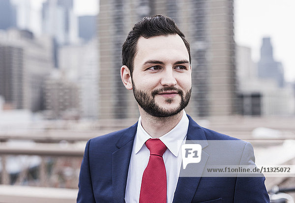 USA  New York City  Portrait eines selbstbewussten Geschäftsmannes