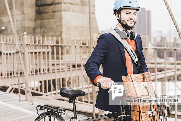 USA  New York City  Mann mit Fahrrad auf der Brooklyn Bridge