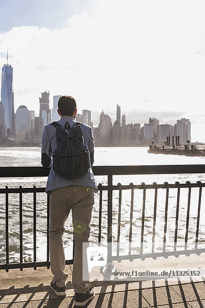 USA  Mann an der New Jersey Waterfront mit Blick auf Manhattan