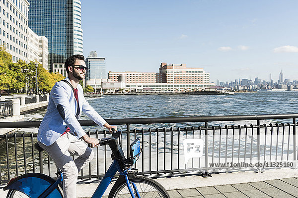 USA  Mann auf dem Fahrrad an der New Jersey Waterfront mit Blick auf Manhattan