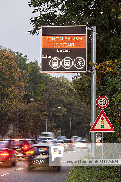 Deutschland,  Stuttgart,  Warnschild für Feinstaub auf der Autobahn
